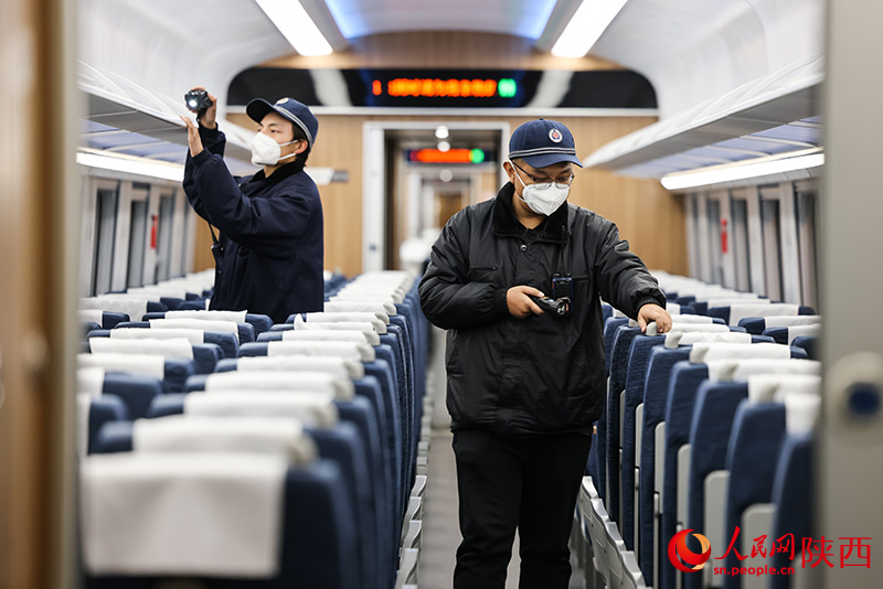 1月26日，西安客车车辆段，铁路检修“小哥”们正在检查动力集中型动车组乘客座椅和行李架状态。刘翔摄