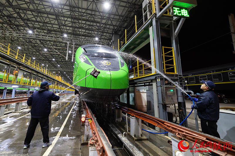 1月26日，西安客車車輛段，鐵路檢修“小哥”們正在擦洗動力集中型動車組。劉翔攝