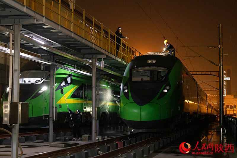 1月26日，西安客车车辆段，铁路检修“小哥”们正在检查动力集中型动车组车顶高压电器。刘翔摄