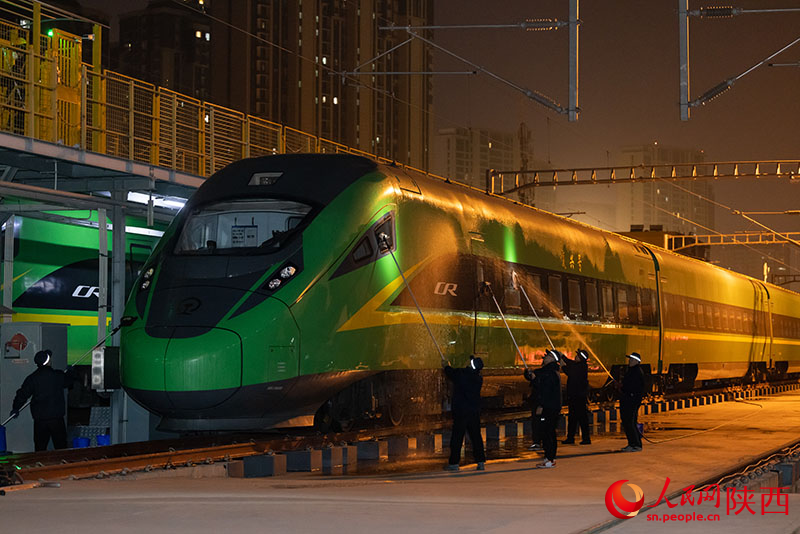 1月26日，西安客车车辆段，铁路检修“小哥”们正在擦洗动力集中型动车组。刘翔摄
