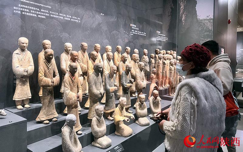 游客在陝西考古博物館裡參觀。 人民網 鄧楠攝