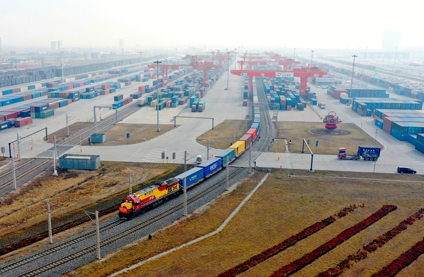 2月1日，繁忙的西安国际港站。刘家畅 摄