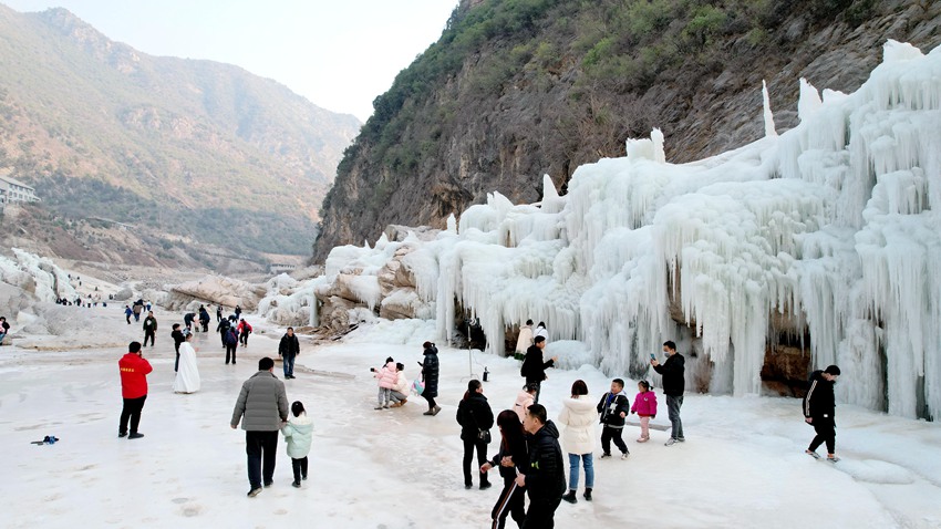 游客在冰挂前駐足拍照。趙研 攝