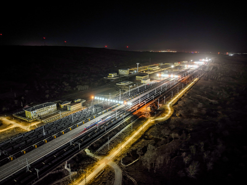 夜幕下，燈火通明的浩吉鐵路靖邊東站。  閆強攝