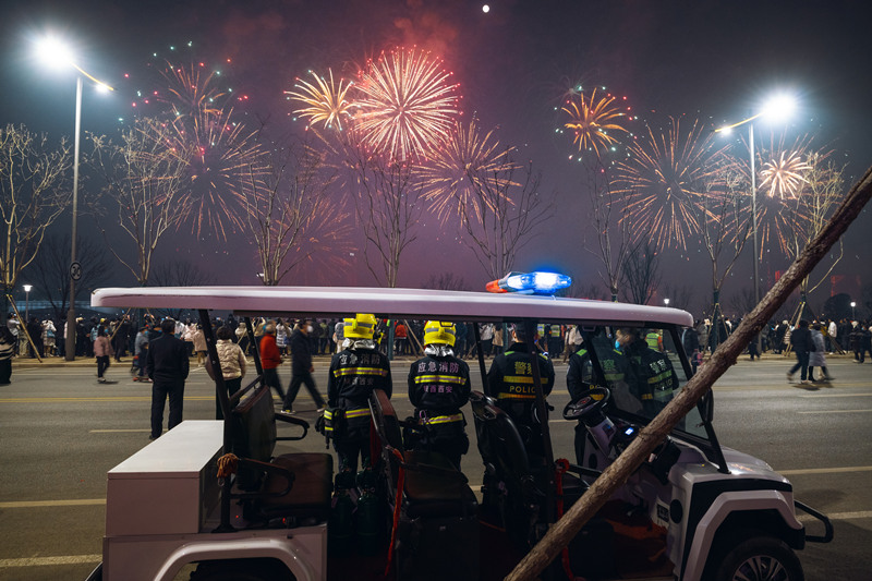 2月5日，西安國際港務區煙火秀，消防員及民警在現場執勤。孫崇明攝