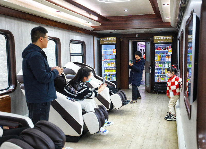 列车提供爆米花、烤肠、茶饮、按摩椅等服务。敬雨桥摄