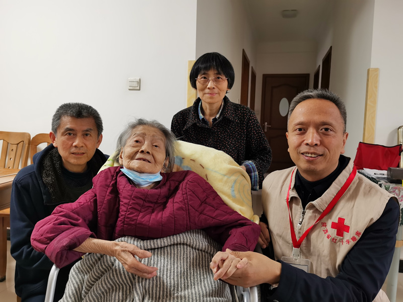 角膜捐贈手續辦理完成后，趙皿老人及家人與工作人員合影留念。
