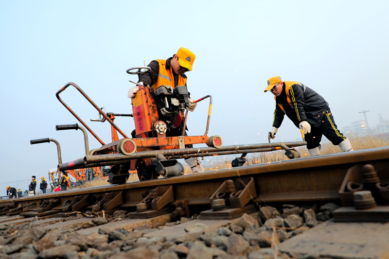 陇海线集中修施工正忙。国铁西安局西安工务段供图