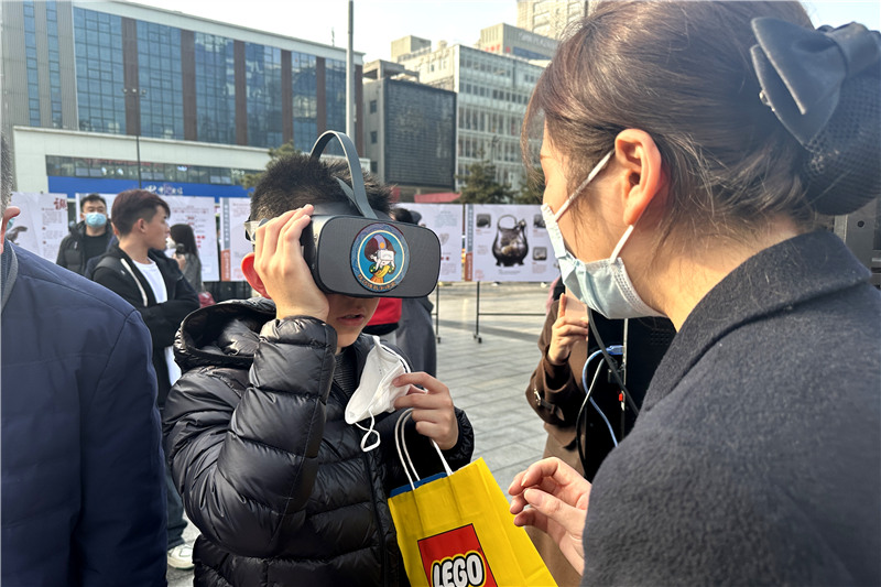 市民可通過VR眼鏡現場體驗陝西歷史博物館的數字課堂。李志強 攝