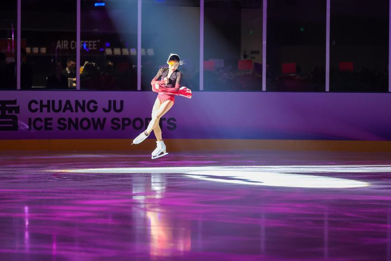 专业滑冰运动员在启动仪式上进行花样滑冰表演。陕西体育集团供图