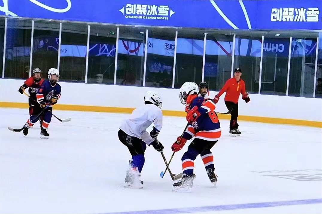 少年冰球愛好者在冰場上進行訓練。陝西體育集團供圖