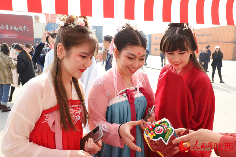 哈萨克斯坦留学生受邀参加发车仪式，并在现场感受中国非遗文化魅力。李志强 摄