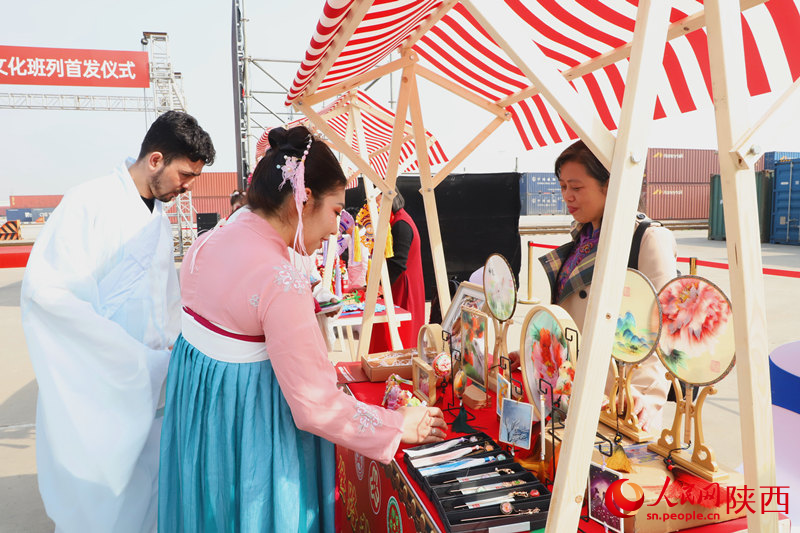 哈薩克斯坦留學生受邀參加發車儀式，並在現場感受中國非遺文化魅力。李志強 攝