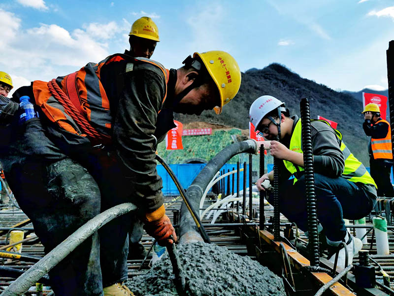 西康高铁全线最大跨度连续梁启动浇筑施工现场。杨丙峰 摄