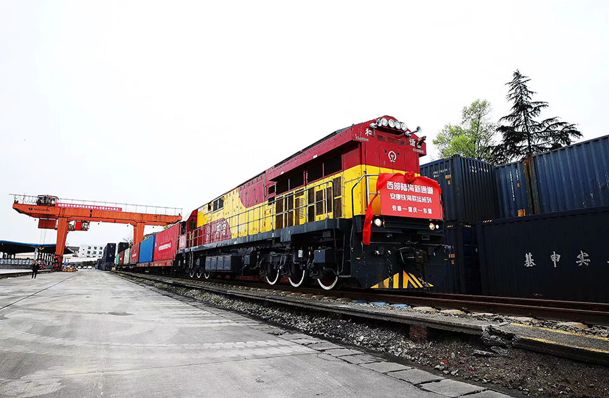 88392次列車從陝西省安康東站貨場緩緩駛出。陳峰攝