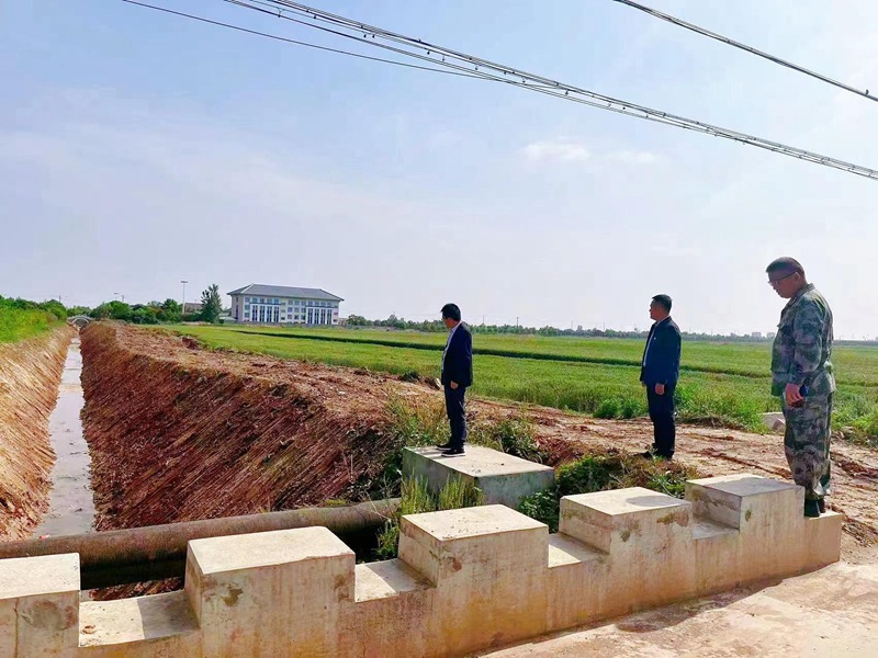 蒲城县检察院查看渠道清淤整治效果。陕西省人民检察院供图