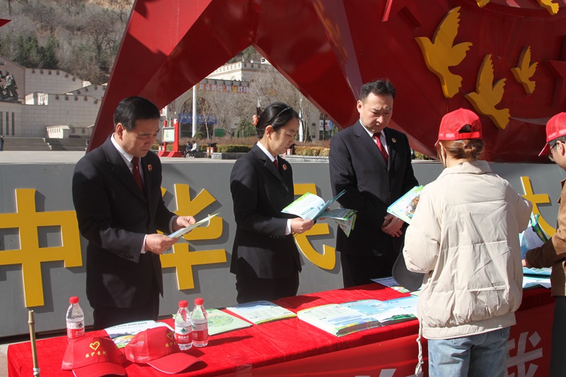 陝北高原地區檢察院聯合延安市黃河辦在延安開展 “你我共攜手•保護母親河”公益宣傳活動。陝西省人民檢察院供圖