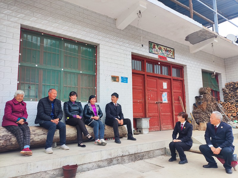 丹凤县检察院向庾岭镇村民宣传即将施行的《黄河保护法》。陕西省人民检察院供图