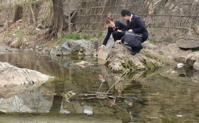 丹凤县检察院前往炉道河实地查看河流污染情况。陕西省人民检察院供图