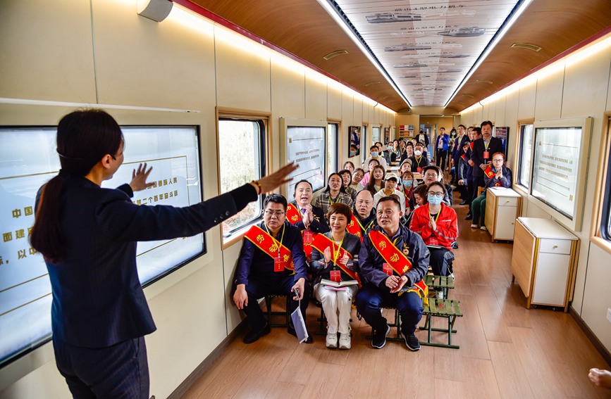“延安號”紅色教育列車正式開行。楊靜龍 攝