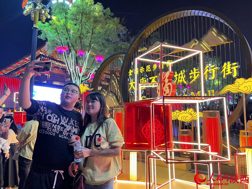 游客在大唐不夜城景區內留影。人民網孫挺 攝