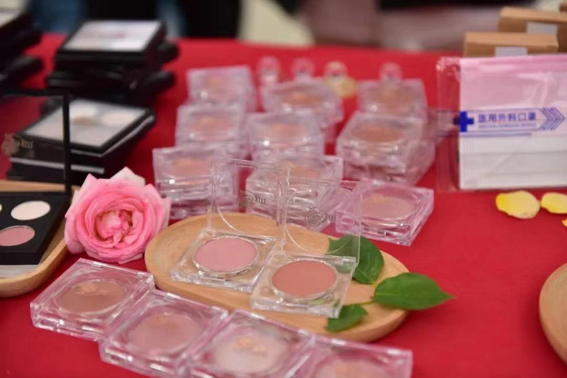 以薔薇花為原料，師生共同研制的腮紅和眼影。西安醫學院供圖