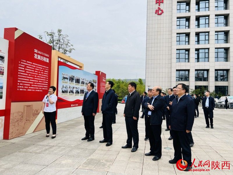与会人员共同参观了彬长矿业20年建设发展成就图片展。人民网记者孙挺 摄