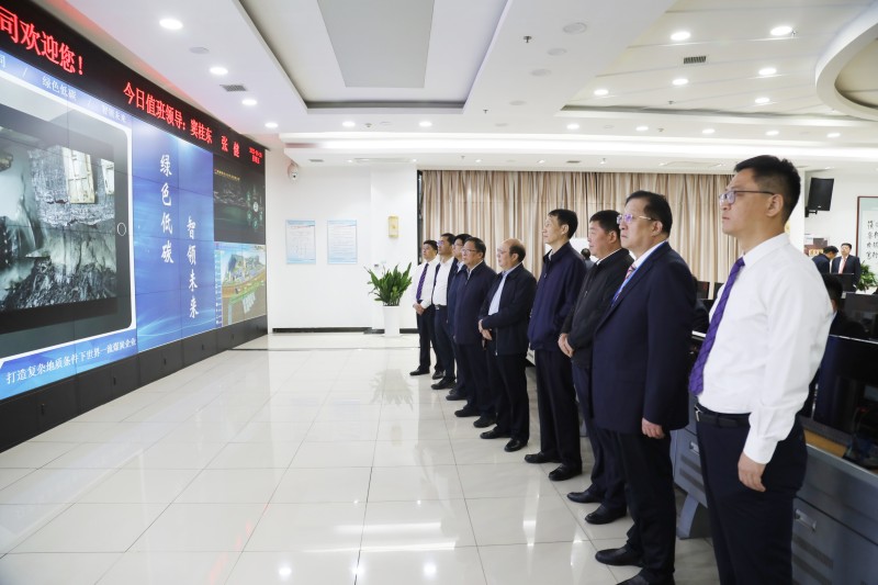 与会人员共同参观矿区发展。彬长矿业供图