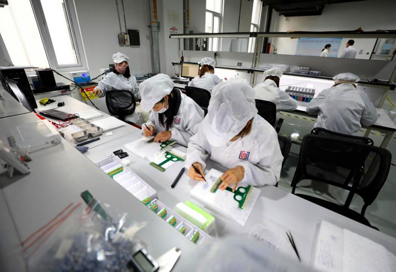工作人员进行薄膜铂电阻测试。西咸新区融媒体中心供图