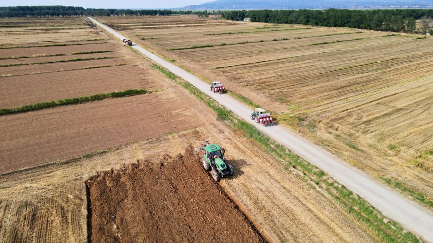 农户驾驶农机在小麦收割后的田间犁地。  党骁摄