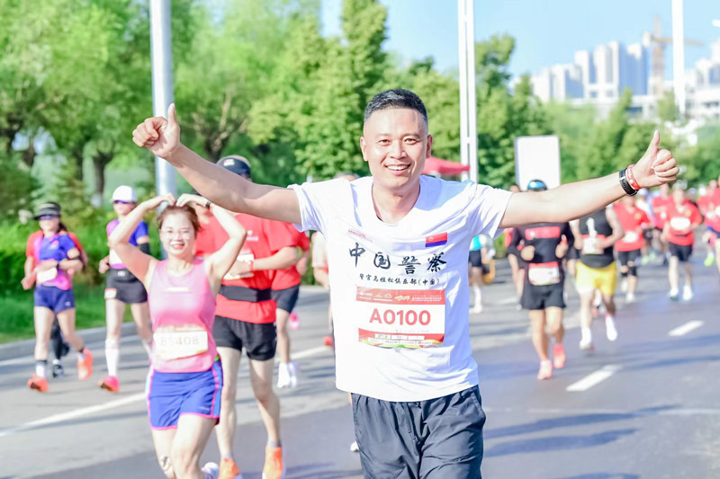 2023延安新区红色半程马拉松赛激情开赛。陕西体育集团供图