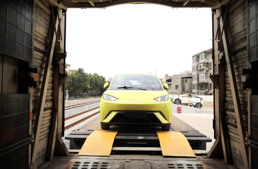 小汽車有序駛入火車車廂。馬澤旭攝