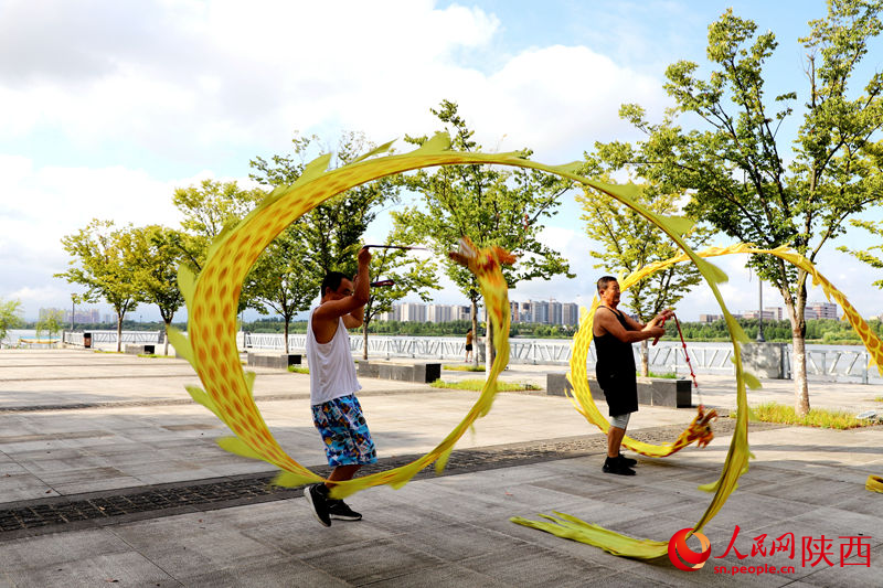 市民在天汉湿地公园健身舞龙。人民网记者 孙挺摄
