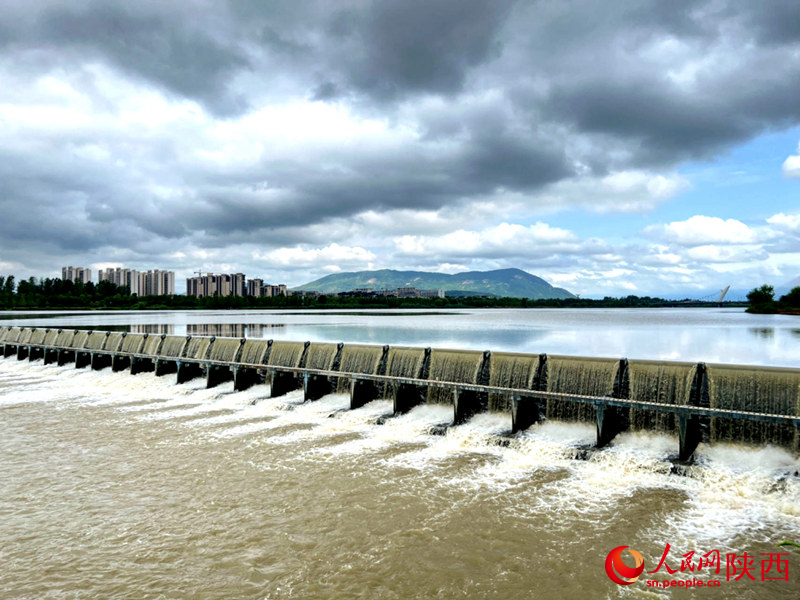 天汉湿地公园龙岗大桥下游水力自控翻板闸。人民网记者 孙挺摄