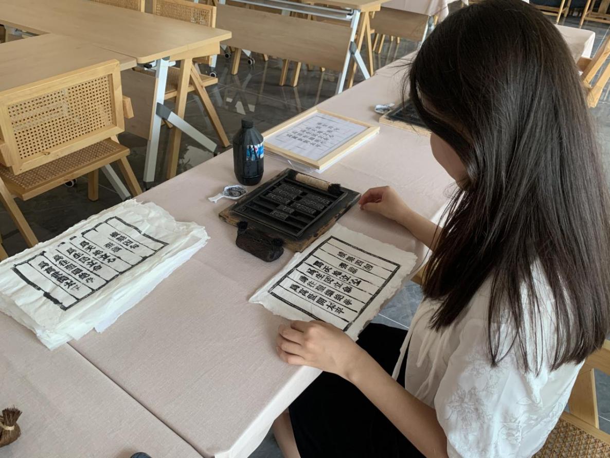 游客在漢江書院體驗書法。