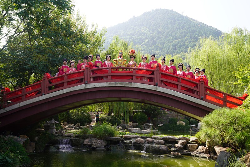 在華清宮九龍湖上，鵲橋彎彎，紅色的綢緞交織纏綿，宛若銀河。王三合 攝