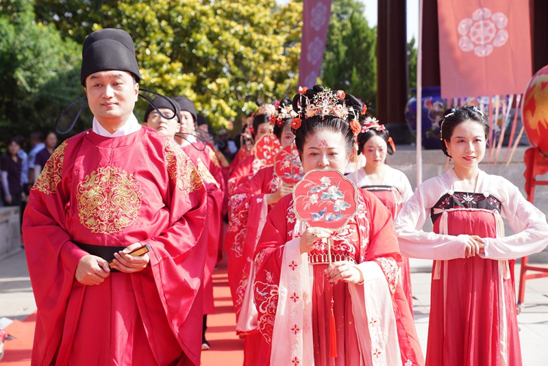 新人著鳳冠霞帔體驗唐代傳統婚禮儀式。王三合 攝