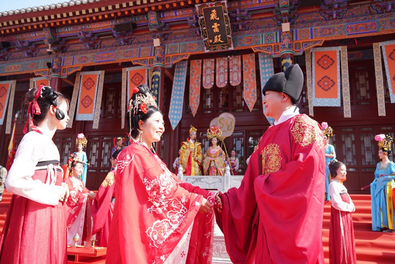 新人著鳳冠霞帔體驗唐代傳統婚禮儀式。王三合 攝