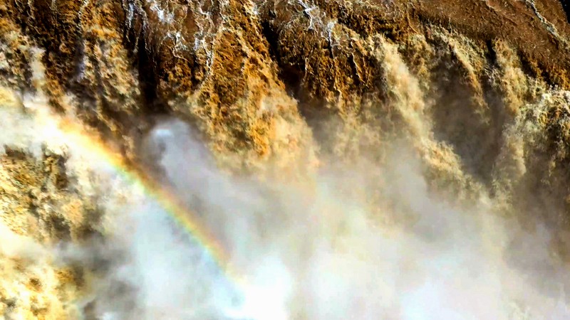 黄河壶口瀑布现彩虹通天浊浪翻滚景象。宋洋波摄