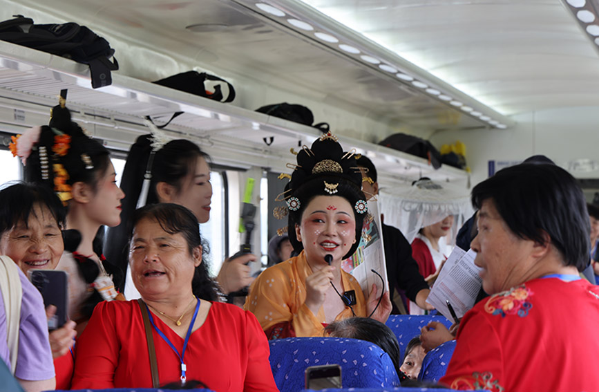 車廂內，旅客們“置身其中仿佛穿越大唐”。李慕華攝