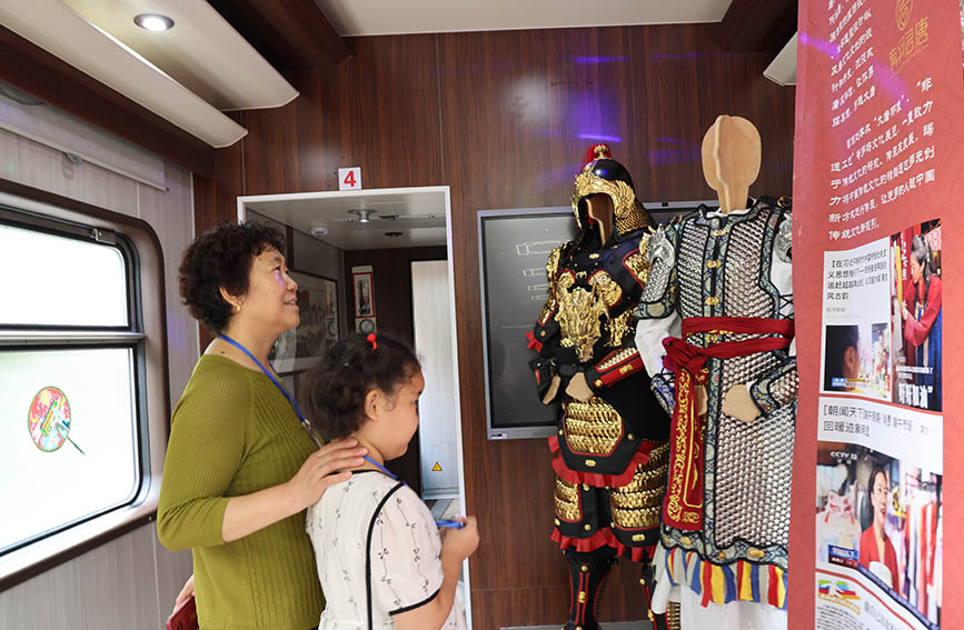 旅客們在欣賞精心復原的漢服、甲冑。於尚榮攝