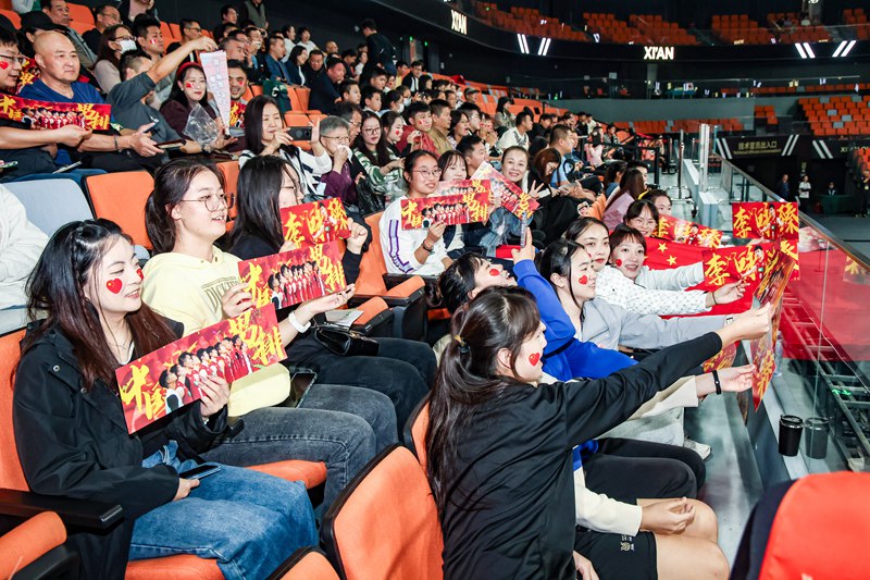 觀眾席上，球迷們為中國男排加油歡呼。主辦方供圖