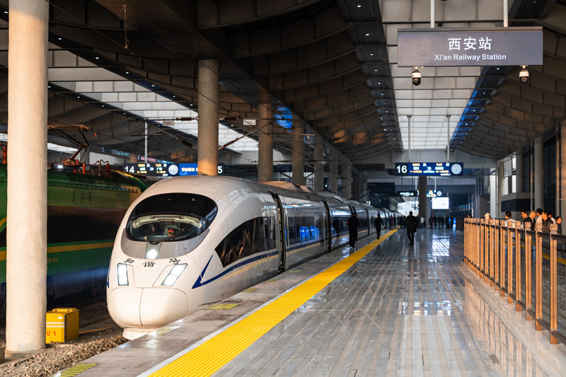  2023年10月11日，陕西西安，西安站开行的首趟高铁动车组G654次即将发车驶向北京西站。刘翔 摄
