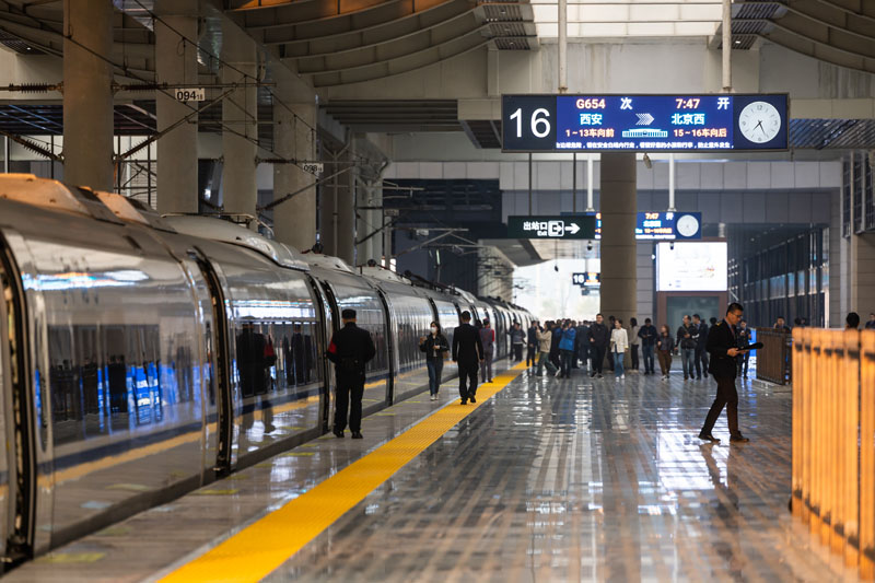 西安站开行的首趟高铁动车组G654次即将发车驶向北京西站。刘翔 摄