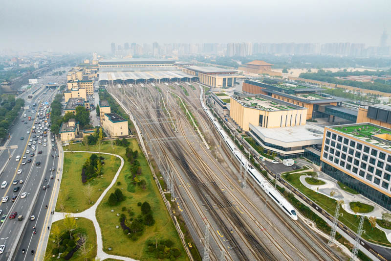 西安站开行的首趟高铁动车组G654次顺利发车驶向北京西站。刘翔 摄