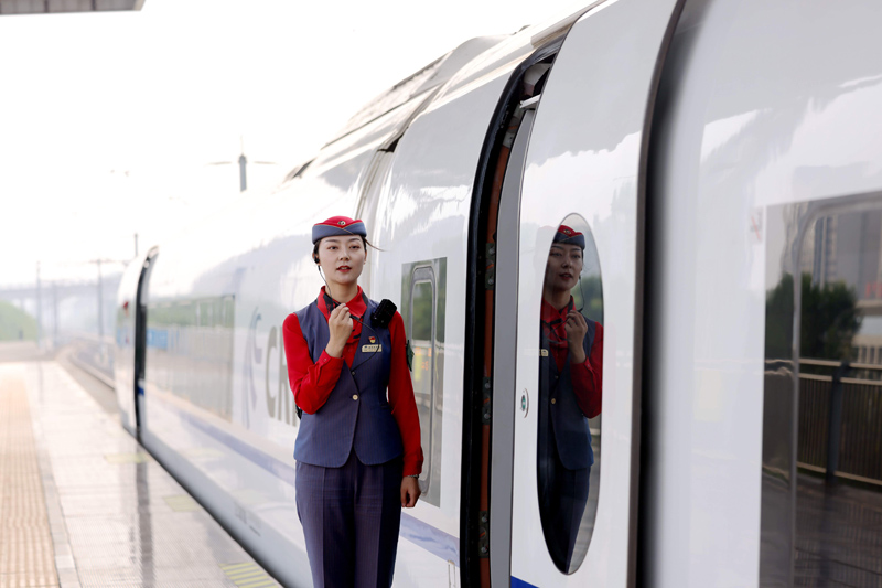 西安站首趟進京高鐵即將發車，列車乘務員正在做著最后的准備工作。賈智煒 攝