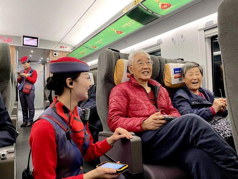 西安站首趟进京高铁正式开行，列车乘务员用心服务每一位旅客。尤艇 摄