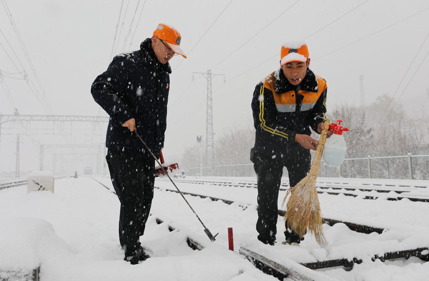 鐵路人加大對道岔設備的除雪、檢修和保養力度。閆強攝