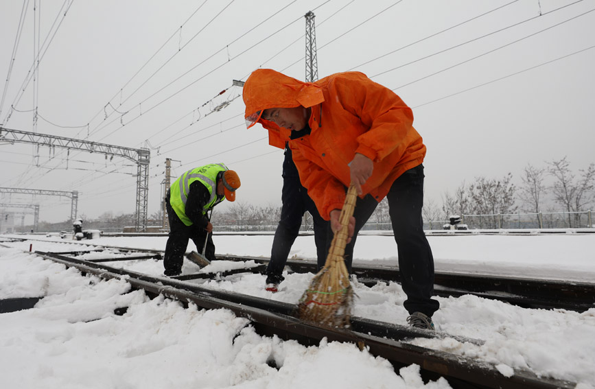 铁路人加大对道岔设备的除雪、检修和保养力度。闫强摄 