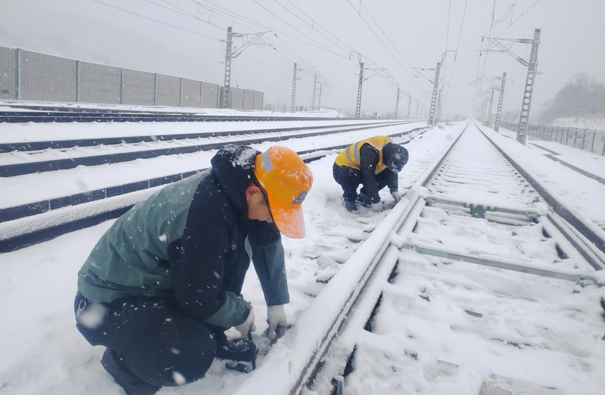 铁路人加大对道岔设备的除雪、检修和保养力度。闫强摄 